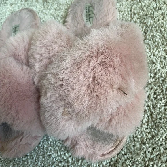 Pink fuzzy slippers - Picture 9 of 13